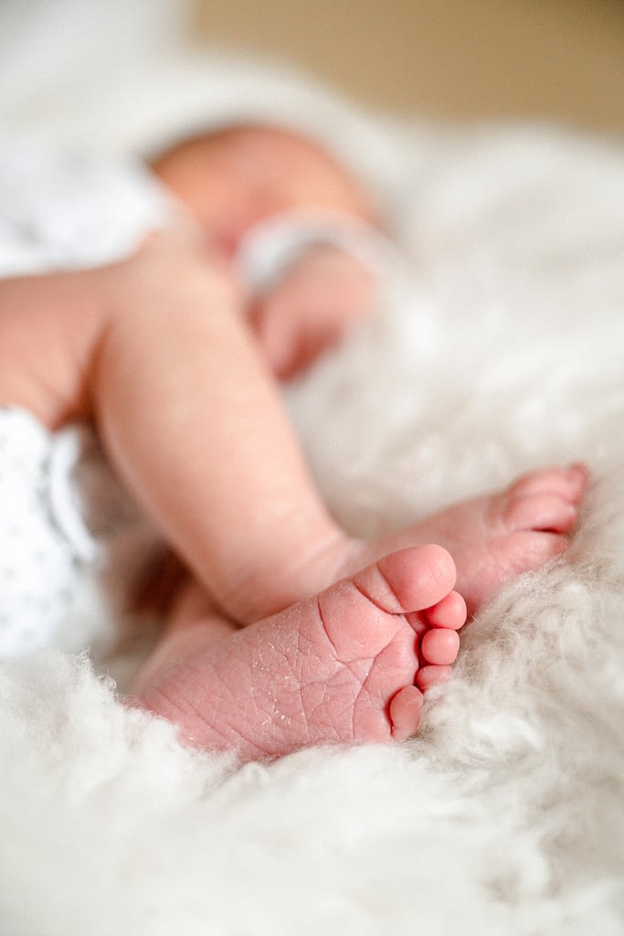 Photo macro des petits pieds de bébé - séance photo à domicile en Alsace